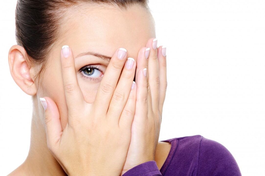 an exercise for the eyes through the fingers